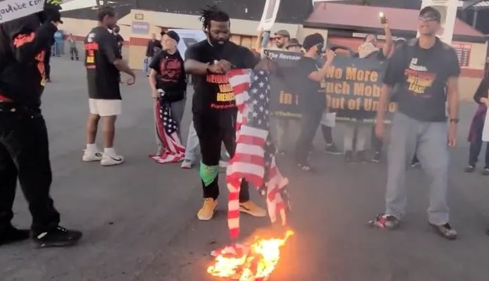 अमेरिकी कम्युनिष्ट पार्टीले ‘साम्राज्यबादी’ भन्दै जलाए आफ्नै देशको झन्डा