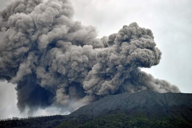 इन्डोनेसियामा ज्वालामुखी विस्फोट, ११ आरोहीको मृत्यु