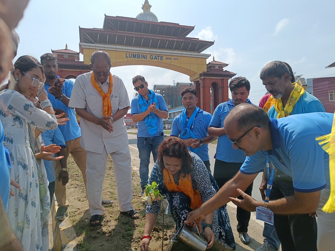 लुम्बिनी प्रवेशद्वार सौन्दर्यीकरण गर्दै आर्टिष्ट संघ