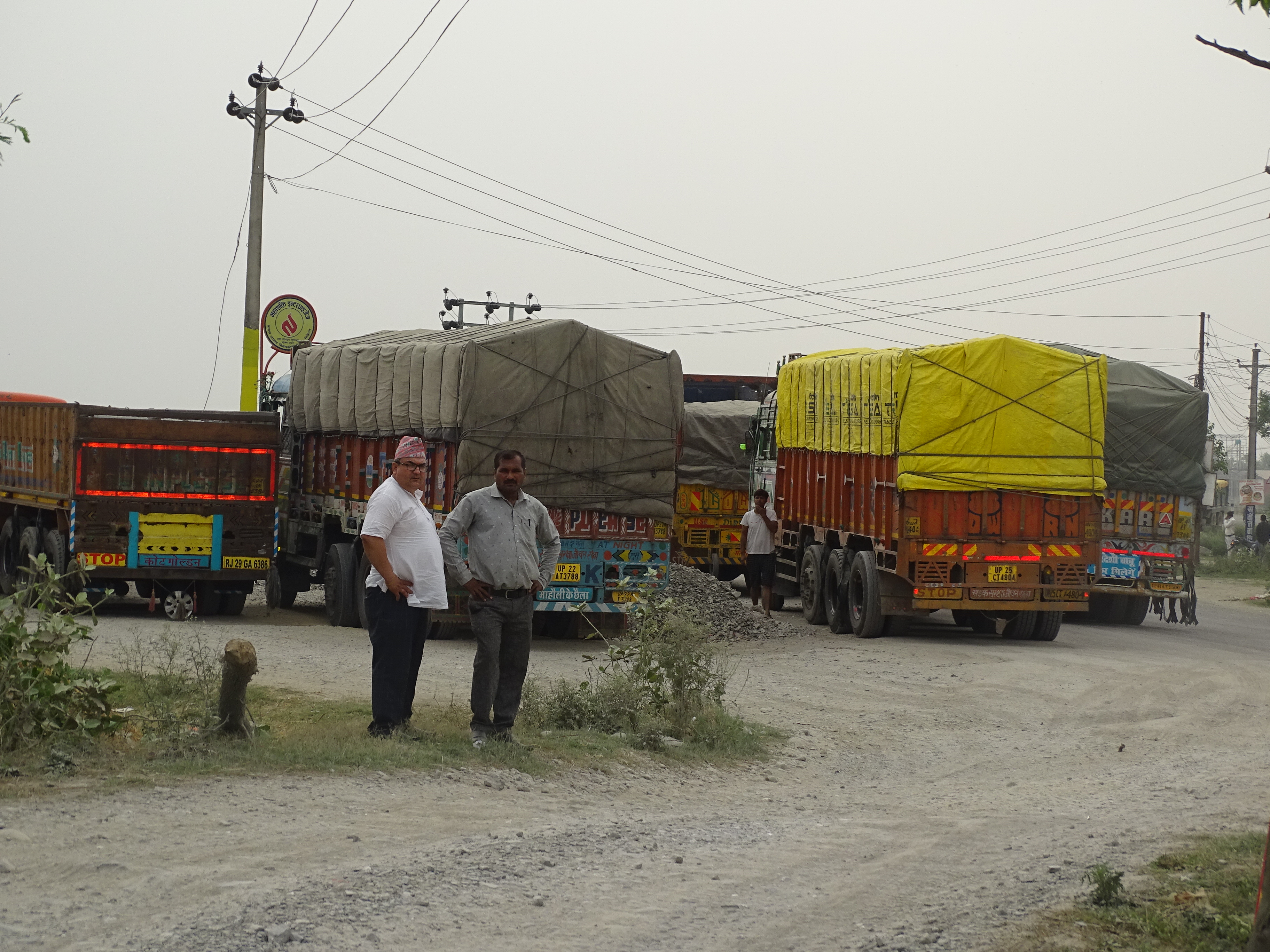 भारतीय ओभरलोड गाडी निर्वाध चल्दा नेपाली यातायात व्यवसायी मारमा